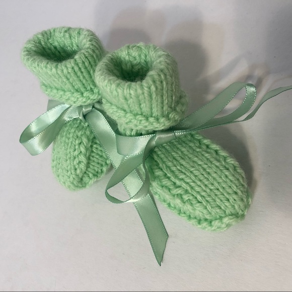 Handmade green baby booties and hat 👶 - Picture 6 of 7